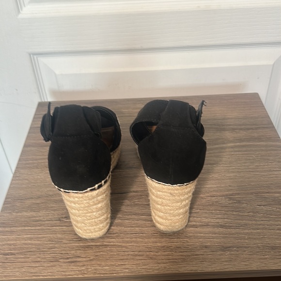 JELLYPOP WOMENS RAVISHING BLACK LIKE SUEDE WEDGE SANDALS SIZE 6M - Picture 4 of 6